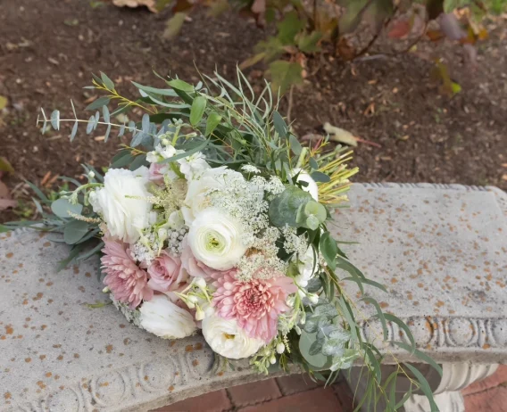 alana and justin wedding flower arrangement 7
